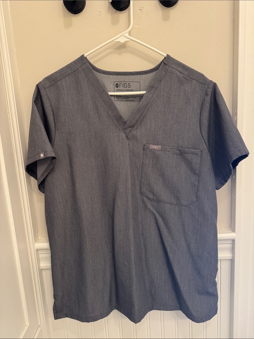 Figs Women's V-Neck Short Sleeve Top - Gray